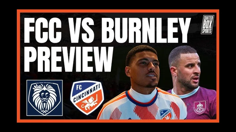 Cầu thủ Cincinnati và Burnley tranh chấp bóng trước khán đài đầy khán giả