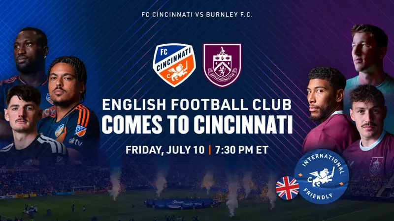 Cầu thủ Cincinnati và Burnley đang tranh chấp quả bóng trên sân cỏ