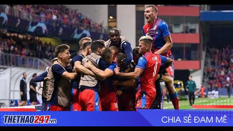 Cầu thủ Plzen và Young Boys tranh chấp bóng trên sân Cầu thủ Plzen và Young Boys tranh chấp bóng trên sân