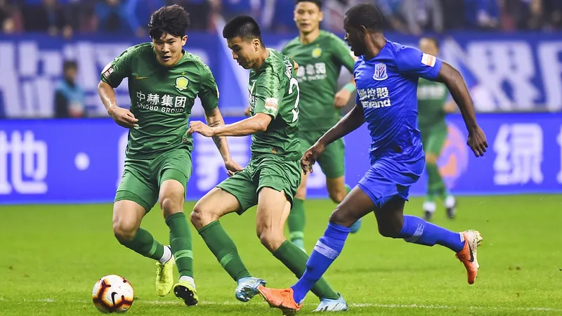 Cầu thủ Shanghai Shenhua và Beijing Guoan tranh chấp bóng Cầu thủ Shanghai Shenhua và Beijing Guoan tranh chấp bóng